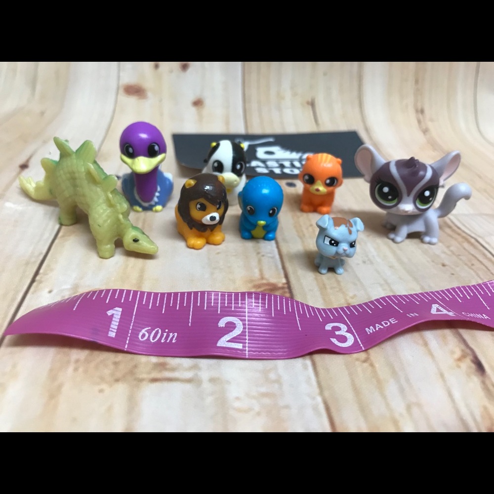 8 tiny animals with pink metal box